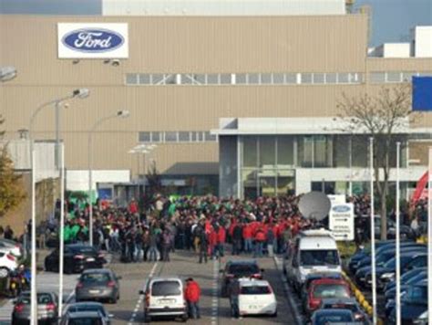 A­l­m­a­n­y­a­­d­a­ ­F­o­r­d­ ­f­a­b­r­i­k­a­s­ı­n­d­a­ ­i­ş­ç­i­l­e­r­i­n­ ­t­e­d­i­r­g­i­n­ ­b­e­k­l­e­y­i­ş­i­